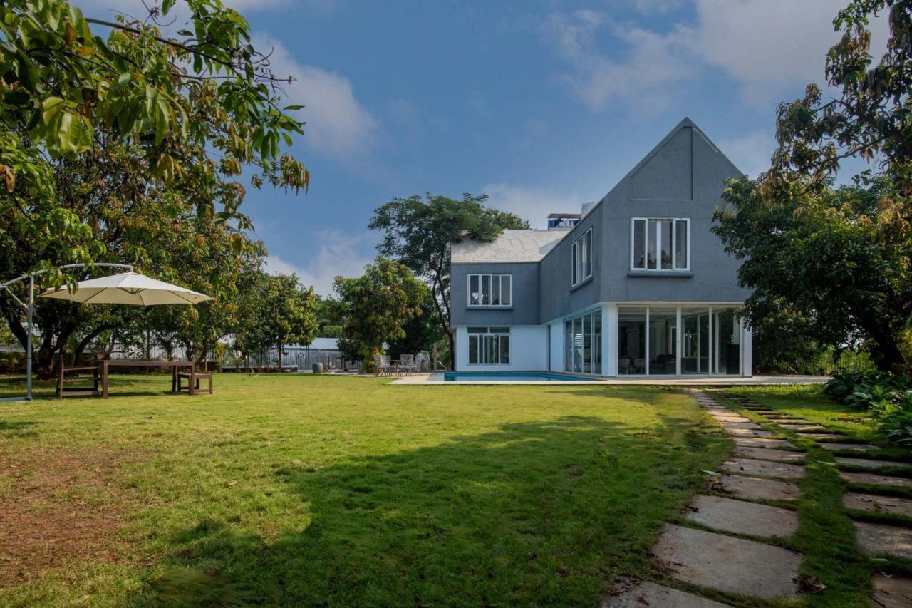 Twilight Grove By Stayvista - Pool- View Villa With Manicured Lawn, Contemporary Interiors & Home Theatre Karjat Extérieur photo
