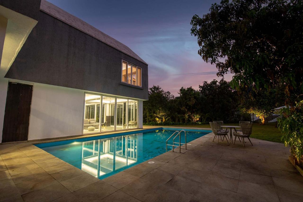 Twilight Grove By Stayvista - Pool- View Villa With Manicured Lawn, Contemporary Interiors & Home Theatre Karjat Extérieur photo