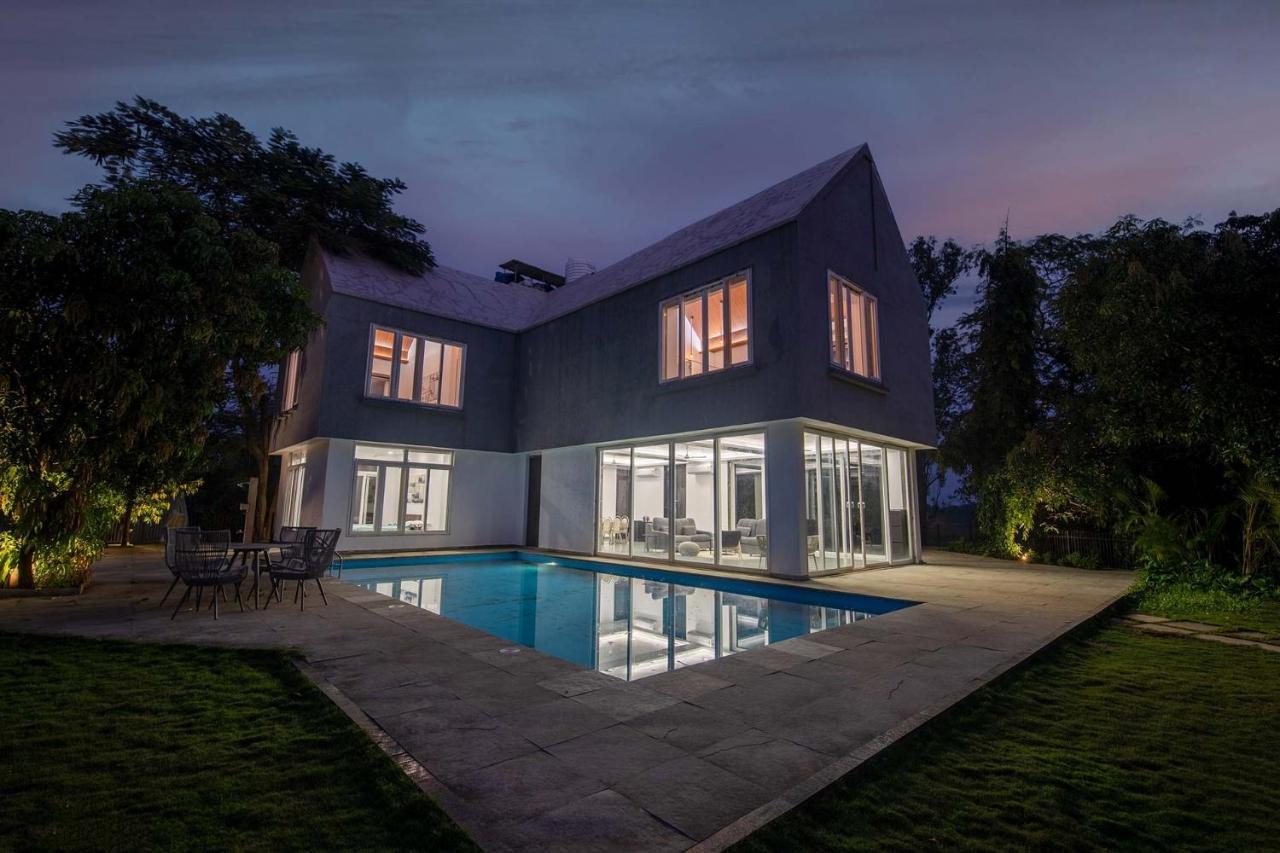 Twilight Grove By Stayvista - Pool- View Villa With Manicured Lawn, Contemporary Interiors & Home Theatre Karjat Extérieur photo