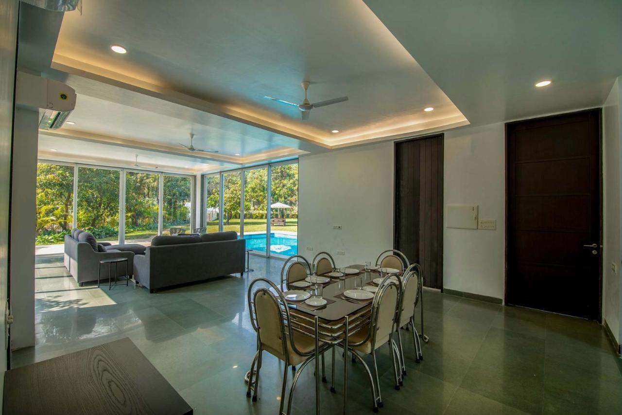 Twilight Grove By Stayvista - Pool- View Villa With Manicured Lawn, Contemporary Interiors & Home Theatre Karjat Extérieur photo